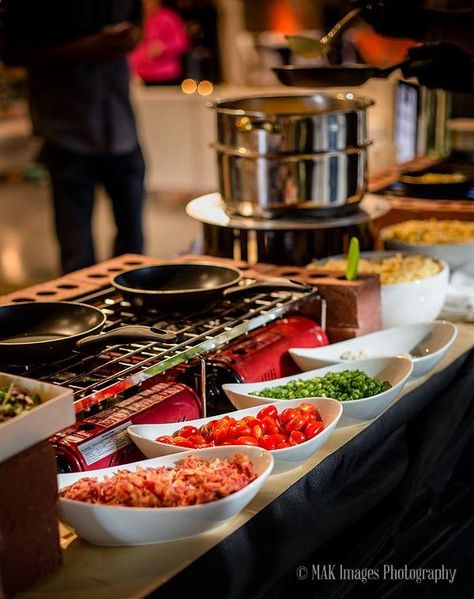 Mac 'n' Cheese with mix-ins made live in front of guests. #catering #eventfood Live Station Food Ideas, Live Pasta Station, High End Catering Ideas, Omelette Station, Omelette Bar, Family Vision, Party Food Bars, Porch Party, Drink Stations