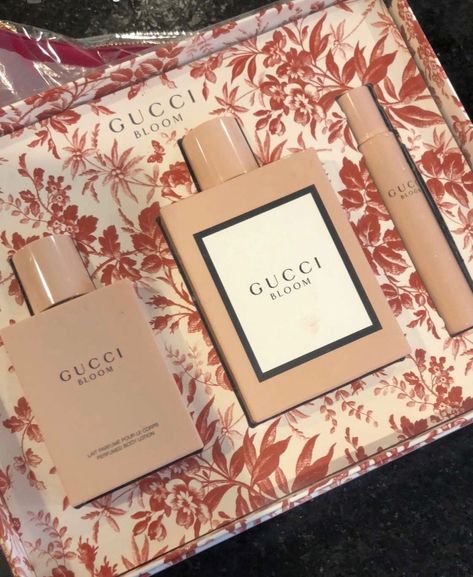 Gucci Bloom Perfume, Bloom Perfume, Perfume Collection Display, Parfum Gucci, Koleksi Makeup, Koleksi Parfum, Gucci Perfume, Gucci Bloom, Perfume Set