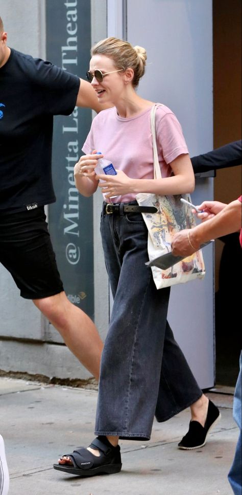 Carey Mulligan Street Style Greta Gerwig Style, Carey Mulligan Street Style, Hipster Mom Style, Infj Outfits, Carey Mulligan Style, Casual Minimalist Style, What Is My Style, Outfit Recipes, Joan Didion