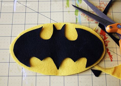 No-sew superhero cape made from a t-shirt. So easy! #MichaelsMakers Superhero Capes For Kids, Cape For Kids, Diy Superhero Costume, Batman Diy, Batman Halloween, Batman Cape, Christmas Classroom Door, Superhero Cape, Disney Cars Birthday