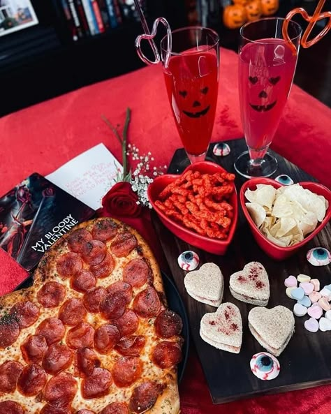 Halloween Date, Spooky Food, Halloween Tattoo, Picnic Date, Halloween Snacks, Homes And Gardens, Food Obsession, Interesting Food Recipes, Pretty Food