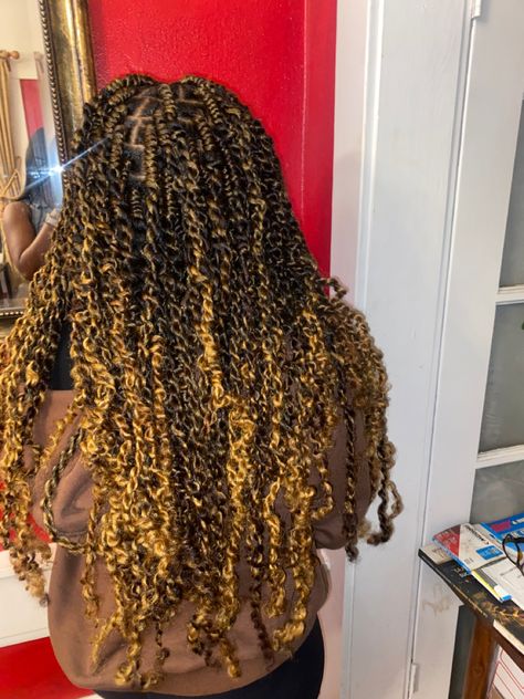 Passion Twists Hairstyle Blonde And Brown, Passion Twists Ombre Blonde, Black And Blond Passion Twist, Blond And Brown Passion Twist, Chocolate Brown Passion Twists, Fresh Hair, Honey Brown, Brown Highlights, Platinum Blonde