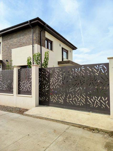 Gard traforat cu poarta auto culisanta. Panouri traforate pentru porti si garduri vopsite electrostatic. Gard Modern, Wrought Iron Gate Designs, Interior Stair Railing, Grill Gate Design, House Main Gates Design, Modern Fence Design, House Fence Design, Exterior House Paint Color Combinations, Front Gate Design