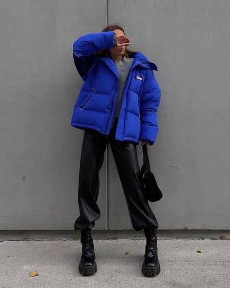 Blue Puffer Jacket Outfit, Puffy Jacket Outfit, Black Puffer Jacket Outfit, Cobalt Blue Outfit, Blue Hoodie Outfit, Vivi Fashion, Puffer Outfit, Puffer Jacket Outfit, New York Outfits