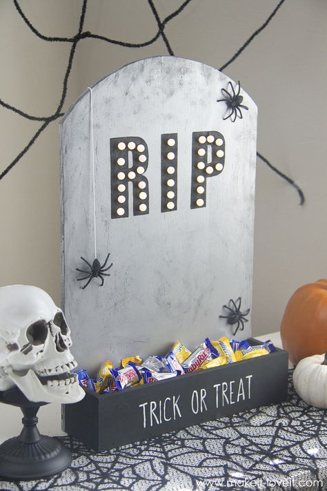 DIY Tombstone Candy Holder (...that lights up!) | via www.makeit-loveit.com Diy Tombstone, Buffet Halloween, Décoration Table Halloween, Tombstone Diy, Table Halloween, Casa Halloween, Family Room Makeover, Display Family Photos, Farmhouse Side Table