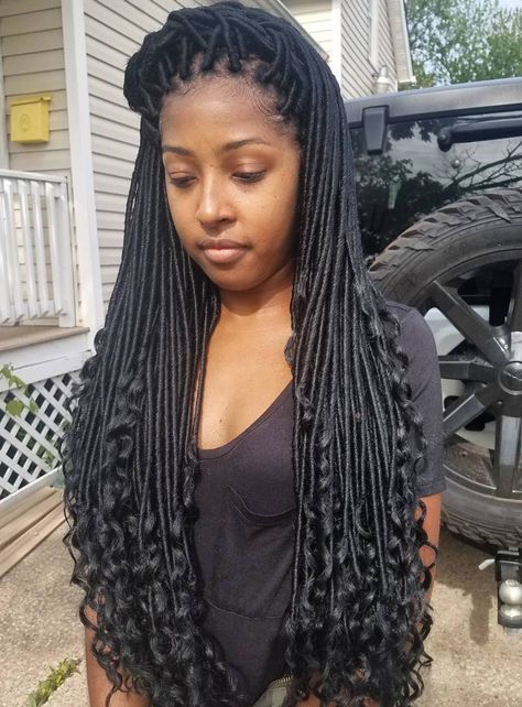 Locs with a Curl Yarn Faux Locs, Locs With Curls, Ways To Braid Hair, Locs Goddess, Braids Protective Styles, Faux Locs Styles, African Braids Hairstyles Pictures, Love Hairstyles, Vacation Hair