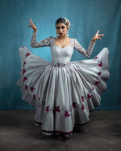 Folklorico Dresses, Mexican Folklore, Latina Fashion, Dressup Party, Elegant Dresses, Cute Art, Long Dress, Victorian Dress, Ballet