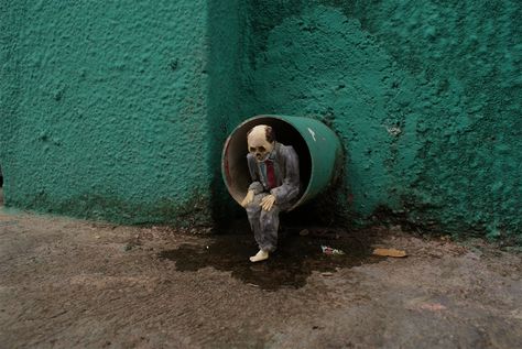 Artist Isaac Cordal Leaves Miniature Cement Skeletons on the Streets of Mexico | Colossal Isaac Cordal, Miniature Street, Art Miniature, Street Art Graffiti, Street Artists, Small World, Public Art, Banksy, Urban Art