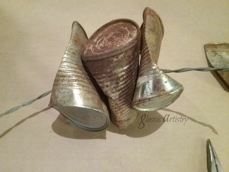 Tin Can Wreath, Rusty Can Crafts, Tin Can Art Garden, Tin Can Crafts Diy Upcycle, Diy Garden Sculpture Ideas, Can Wreath, Diy Rustic Wreath, Rusty Metal Garden Art, Rural Garden