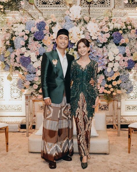 Gaun Batik Panjang Black Tie Dress Code Women, Pengantin Modern, Kebaya Bridesmaid, Kebaya Lamaran, Model Dress Kebaya, Muslim Wedding Gown, Batik Dress Modern, Kebaya Wedding, Kebaya Modern Dress