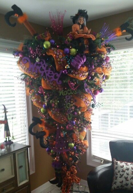 Halloween Hocus Pocus Tree Hocus Pocus Christmas Tree, Hocus Pocus Tree, Hocus Pocus Christmas, Halloween Trees Ideas, Hocus Pocus Wreath, Upside Down Tree, Halloween Window Display, Upside Down Christmas Tree, Halloween Christmas Tree