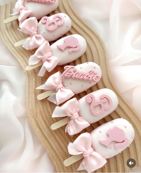 Barbie Cake Popsicles, Barbie Cakesicles, Cake Popsicles Ideas, 28th Birthday Cake, Elegant Cake Pops, Chocolate Covered Desserts, Barbie Birthday Cake, Barbie Theme Party, Cupcake Decorating Tips