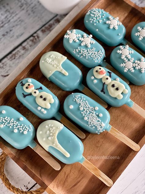 #cakesicles #cakepopsicle #frozen2cake Winter Cake Popsicles, Blue Christmas Desserts, Fall Cake Popsicles, Winter Cakesicles, Frozen Cakesicles, Christmas Cakesicles Ideas, Cake Sicles Design, Christmas Cake Popsicles, Bluey Cake Pops