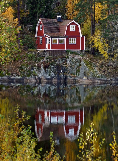 another little stuga... in autumn! Swedish Houses, Scandinavian Houses, Swedish Cottage, Red Houses, Seaside House, Red Cottage, Dream Weaver, Guest Houses, Cottage Style Homes