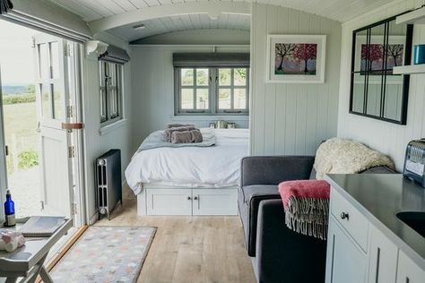 Shepards Hut Bathroom, Luxury Shepherds Hut Interior, Shepard Hut Interior, Inside Shepherds Hut, Shepherds Hut Interior Ideas, Sheperd Hut, Shepherds Hut Interior, Shepherds Cottage, Shepard Hut