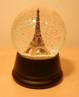 Love snowglobes!  The exact origin of the snow globe is unknown. But most experts believe the snow globe concept sprung from the paperweight. The first documented snow globe was an Eiffel Tower globe that appeared at the 1889 Paris Exhibition. Snow Globes Diy, Christmas Snow Globes Diy, Diy Snow Globes, Paris Snow, Waterless Snow Globe, Globe Decoration, Vintage Snow Globes, Globe Gift, Diy Snow