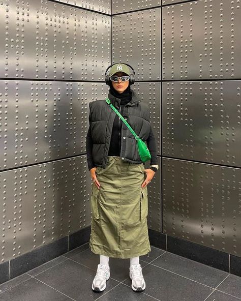 Cargo Skirt Outfit Hijab, Skirt Outfits Hijab, Sneaker Fits, Cargo Skirt Outfit, Winter Hijab, Cargo Skirts, Skirt Ootd, Army Green Skirt, Outfits Juvenil