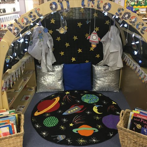 Space Themed Reading Nook, Reading Den Classroom, Cosy Corner Ideas Preschool, Space Themed Reading Corner, Reading Den Ideas, Reading Corners Classroom, Reading Arch, Eyfs Reading Corner, Book Area Eyfs