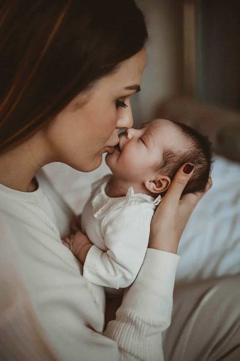 Mom And Baby Boy Photoshoot, Photo Bb, Newborn Family Pictures, Mother Baby Photography, Baby Boy Newborn Pictures, Holding A Baby, Foto Newborn, Baby Fotografie, Newborn Photography Boy