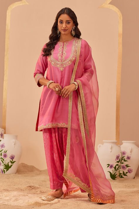 Pink Kurta, Kurta Cotton, Winter Suits, Colour Combinations Fashion, Embroidery Designs Fashion, Indian Wedding Outfits, Organza Dupatta, Indian Designer Outfits, Kurta With Pants