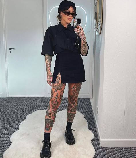 Outfits To Show Off Tattoos, Casual Black Outfits Summer, Tattooed Girl Outfit, Girls With Tattoos Style Outfit, Tattooed Outfits, Tattoo Girl Outfit, Stefanie Lee, Black Outfit Spring, Moody Clothes