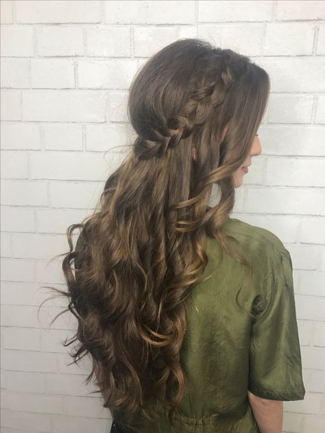 Curled Hair Down With Braid, Plait Prom Hair, Mermaid Prom Hairstyles, Prom Hairstyles For Brown Hair, Aesthetic Prom Hairstyles, Prom Hairstyles Brown Hair, Prom Hairstyles With Braids, Braids Prom Hair, Curled Hairstyles For Prom