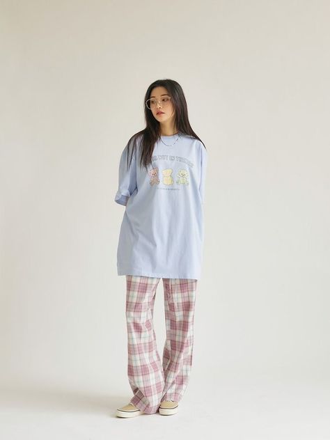 Comfy Korean Outfits At Home, Comfy Korean Outfits, Minimal Shirt Design, Person Photography, Aesthetic Shorts, Cute Sleepwear, Bff Outfits, Easy Trendy Outfits, Cute Comfy Outfits