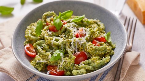 Super Green Pasta, Green Pasta Recipe, Fresh Pasta Recipes, Fried Pasta, Recipes For Meal Prep, Pasta Side, Mary Berg, Pea Pesto, Recipes With Chicken And Peppers