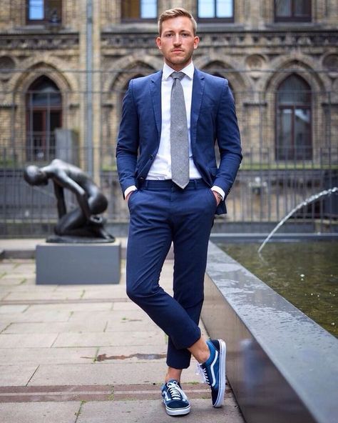 Blue suit, blue sneakers Stylish Suits For Men, Suit Model, Suits And Sneakers, Colorful Hairstyles, A Man In A Suit, Man In A Suit, Mens Fashion Work, Stylish Suit, Mens Fashion Rugged