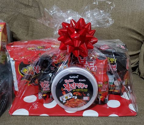 One bag of spicy noodle, one bag of 2xs spicy noodles, one spicy noodle sauce, one 2xs spicy sauce, one bowl of spicy rice cake Spicy Noodle Sauce, Spicy Rice Cake, Candy Fruits, Ramen Gifts, Noodle Sauce, Buldak Ramen, Raffle Ideas, Food Gift Basket, Spicy Noodle