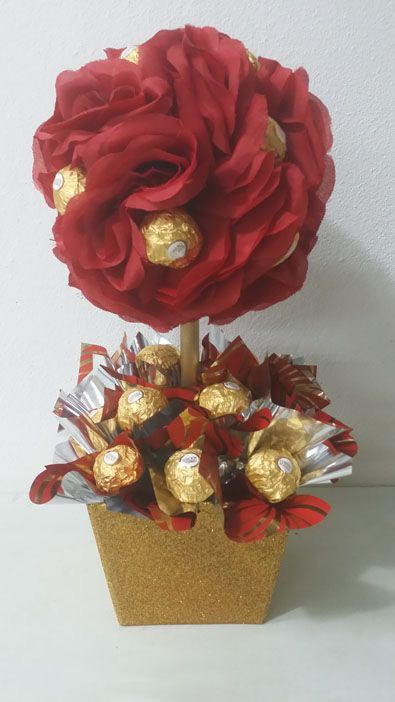 Simple and Sweet Topiary with 24 yummy Ferrero Rocher chocolates! Chocolate Flowers Bouquet, Candy Bouquet Diy, Ferrero Rocher Chocolates, Valentine Baskets, Candy Bouquets, Sweet Trees, Creative Money Gifts, Sweet Bouquet, Chocolate Flowers