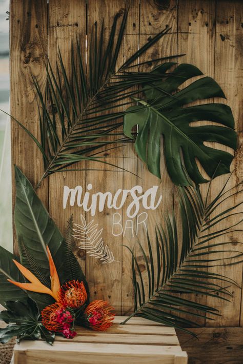 Vibrant Tropical Wedding, Tropical Wedding Ideas, Havana Nights Party, Tropical Wedding Theme, Decoration Restaurant, Tropical Baby Shower, Tropical Bridal, Tropical Bridal Showers, Fiesta Tropical