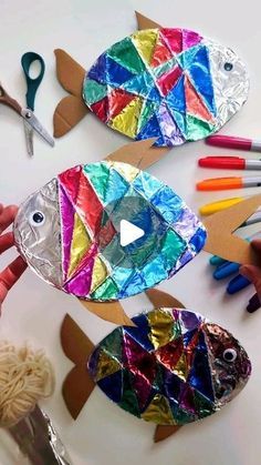 🌿 Nicky🌻| eco crafts for my littlies and me! on Instagram: "🐠 Geo String Foil fish 🐠 ✨ Save for low prep summer holiday inspo!  The look of permanent markers on foil never gets old for me! It is just so vibrant and luminous every time, and perfect for the stylised fish scale effect here. Of course, you could use hot glue to draw on scale shapes and wrap the foil over those, but the beauty of this string method (originally by @nylah.khan) is that the kids can be involved in every stage, and it really is minimal prep.   Questions I am often asked: 💖 You need permanent markers to get this effect. Normal felt tips will not work. Acrylic pain pens are another option but give a very opaque look versus the shimmery mirror effect here 💖 You don't have to glue the wool, or even tie it! Also n Fish Made From Recycled Materials, Tin Foil Fish Craft, Recycled Fish Craft, Fish Making Crafts, Foil Painting For Kids Craft Ideas, Fish Ornaments Diy, Foil Fish Craft, Art N Craft Ideas For Kids, Fish Activities For Kids