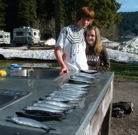 Odell Lake is one of Oregon's best spots for kokanee fishing. We show you how to catch these landlocked sockeye salmon, which are so plentiful you may keep 25 per day. Ice Fishing Tips, Salmon Eggs, Sockeye Salmon, West Bay, Fish Finder, Fishing Guide, Lake Fishing, Rainbow Trout, Deep Water