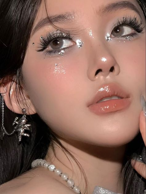 Face Gem Placement Ideas, Gem Placement On Face, Ethereal Makeup Goddesses, Beauty Editorial Makeup, Makeup Layout, Makeup Chinese, Pop Makeup, Sparkly Makeup, Rhinestone Makeup