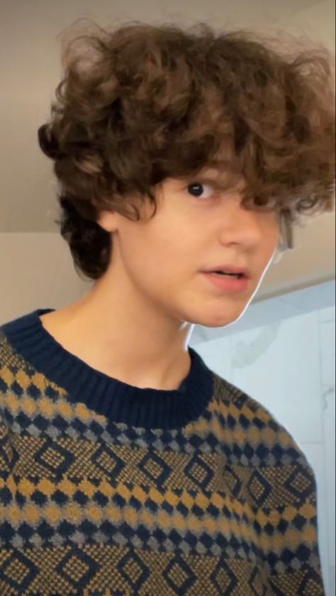 Masculine Haircut Ftm Curly, Trans Hairstyles, Round Face Short Haircuts, Ftm Haircut, Trans Boy Haircut, Ftm Haircuts, Aesthetic Computer, Brown Hair Boy