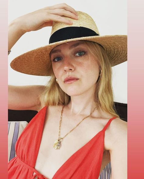 Dakota Fanning (@dakotafanning) • Instagram photos and videos Fanning Sisters, Dakota Style, Dakota Fanning, High Fantasy, Elle Fanning, Read Image, Panama Hat, Instagram Account, Beauty Women