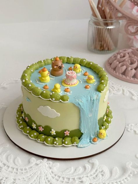 Cute Easter Cake Ideas, Sea Otter Cake, Duck Pond Cake, Duck Cakes Birthday, Capybara Birthday Cake, Cute Aesthetic Birthday Cake, Spring Themed Cake, Frog Themed Food, Birthday Cake Duck