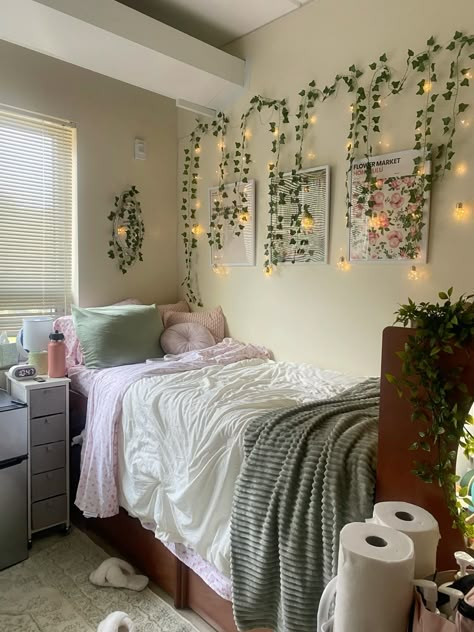 Purple Dorm Rooms, White Dorm Room, College Dorm Inspo, Dorm Room Layouts, Minimalist Dorm, Pink Dorm Rooms, College Dorm Room Inspiration, Room Ideas Dorm, Green Room Decor