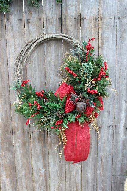 Rustic Christmas Wreaths, Xmas Ornaments Diy, Lasso Wreath, Rope Wreath Diy, Country Decorations, Western Wreaths, Natural Christmas Wreaths, Christmas Primitive Crafts, Winter Wreath Diy