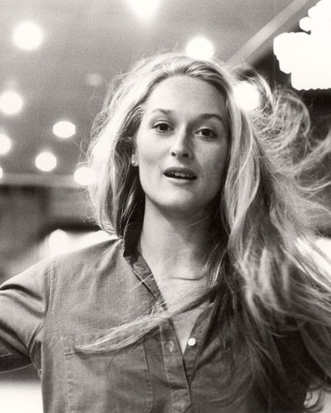 "I didn't have any confidence in my beauty when I was young. I felt like a character actress, and I still do."  🎬 Meryl Streep 70s Actors, Duane Michals, Vintage Movie Stars, Sharon Tate, Stanley Kubrick, Meryl Streep, Iconic Women, Best Actress, Vintage Movies