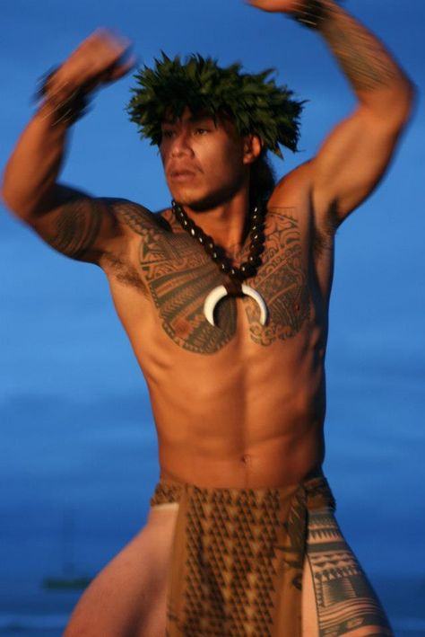 Luau Male Hawaiian Outfit, Hawaiian Man, Native Hawaiian Men, Polynesian Traditional Clothing Men, Samoan Men Aesthetic, Samoan Guys, Pacific Islander Men, Male Body Art, Hawaiian Men