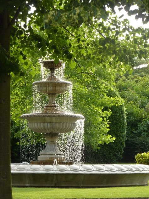 Large Estate Landscaping, Shower Curtains Green, Fountain Aesthetic, Curtains Green, Old Money House, Water Fountain Design, Face Everything And Rise, Architecture Antique, Wow Photo