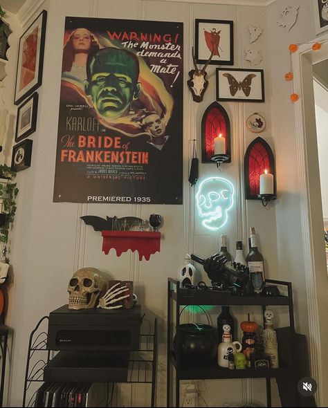 Horror Themed Apartment, Vintage Horror Bedroom, Spooky Living Room Ideas, Tim Burton Aesthetic Room, Horror Gallery Wall, Horror Movie Home Decor, Horror Interior Design, Horror Movie Living Room, Cozy Horror Aesthetic