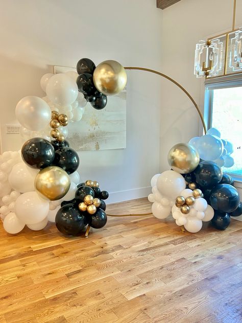 Ring Arch Balloon Decor, Balloon Ring Backdrop, Balloon Ring, Circle Ring Backdrop With Balloons, Black And Gold Balloon Ring Backdrop, Diagonal Balloons On Hoop, Black And Gold Balloon Circle Arch, Diy Party, Balloons