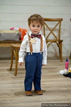 Rustic fall wedding ring bearer outfit inspiration with sheriff badge {Kristy Mae Photography} Fall Wedding Ring Bearer, Ring Bearer Outfit Rustic, Fall Wedding Ring, Wedding Ring Bearer Outfit, Fall Wedding Trends, Autumn Reception, Fall Ceremony, Wedding Ring Bearer, Flower Girl Bouquet