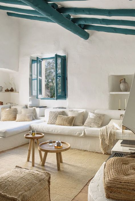 Greek Villas, Interior Design Per La Casa, Spanish Design, Kave Home, Stunning Interiors, White Furniture, A Living Room, Decoration Design, Home Interior