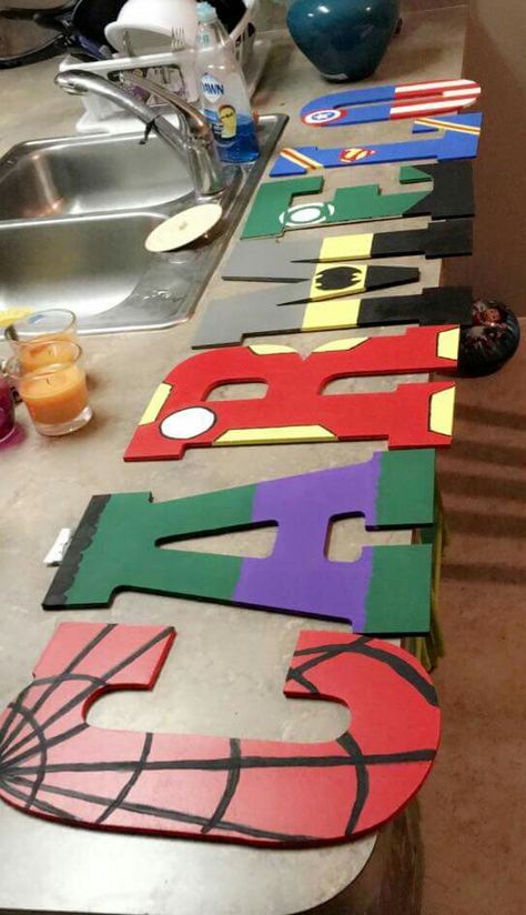 Superhero Letters Diy, Diy Avengers Room Decor, Diy Superhero Decor, Diy Avengers, Avengers Room Decor, Avengers Decorations, Avengers Room, Batman Room, Marvel Party