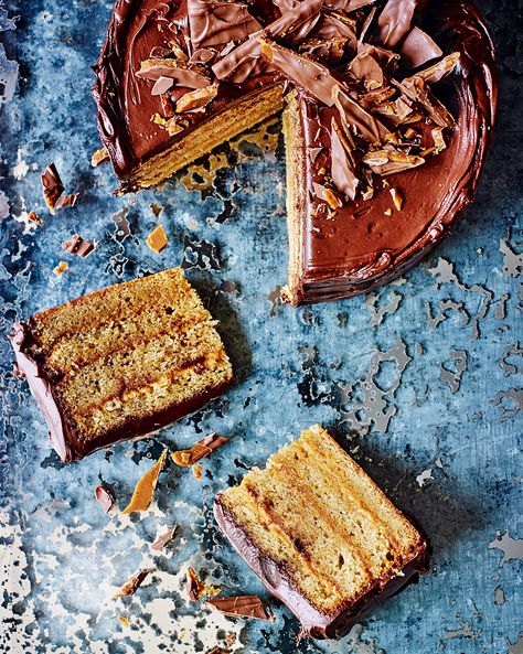 A Daim bar cake layered with toffee and doused in chocolate ganache - it's a Daim good recipe. Daim Bar, Chocolate Ganache Icing, Weekend Baking, Bar Cake, Milk Chocolate Ganache, Cake Delicious, Caramel Toffee, Layer Cake Recipes, Chocolate Cheese