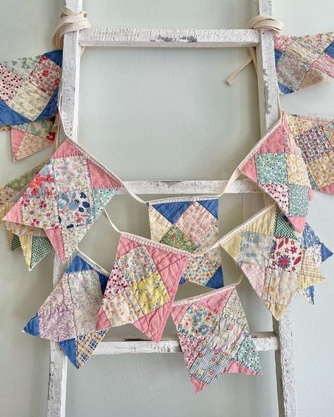 Scrap Fabric Bunting, Vintage Quilt Crafts, Quilt Scrap Projects, Vintage Fabric Projects, Quilt Bunting, Quilted Banner, Upcycle Quilt, Quilted Bunting, Repurposed Quilts